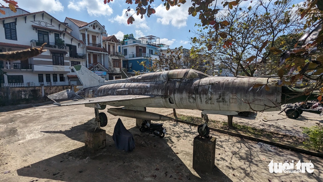Tiêm kích huyền thoại MIG-21 của Quân đội nhân dân Việt Nam đã phủ lớp rêu phong sau thời gian dài phơi mưa nắng - Ảnh: NHẬT LINH