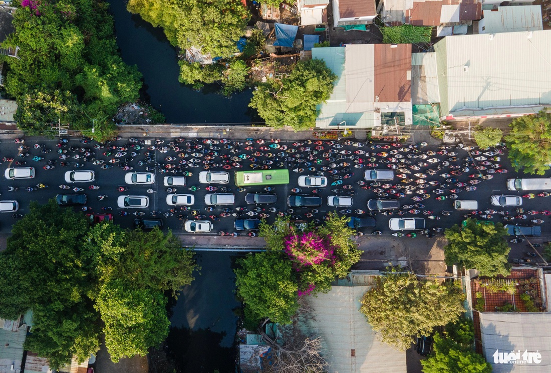 Nút thắt cổ chai tại cầu Đinh Bộ Lĩnh - Ảnh: LÊ PHAN