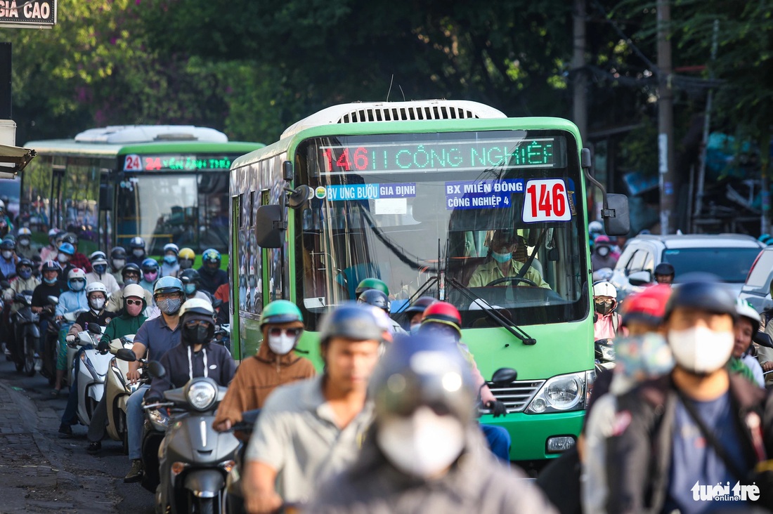 Mật độ giao thông lớn, xe máy, xe buýt, ôtô đều đi qua đây nhưng đường hẹp nên ùn ứ thường xảy ra - Ảnh: LÊ PHAN