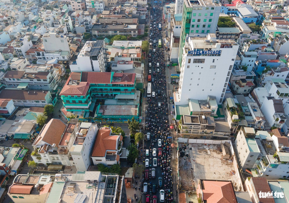 Hàng trăm xe cộ chen kín nhau trên đoạn đường khoảng 1km - Ảnh: LÊ PHAN