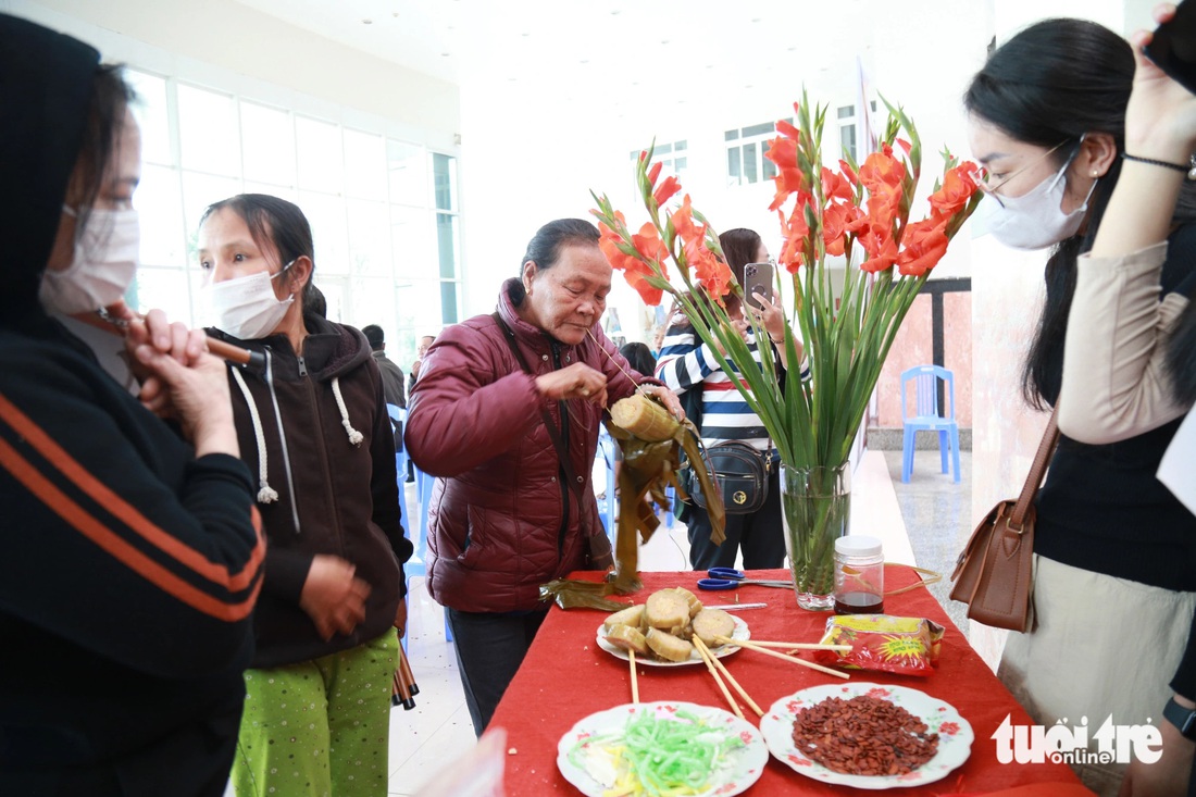 Những mâm cỗ Tết với mứt, bánh, hạt dưa... gợi cho bệnh nhân nhiều cảm xúc - Ảnh: ĐOÀN NHẠN