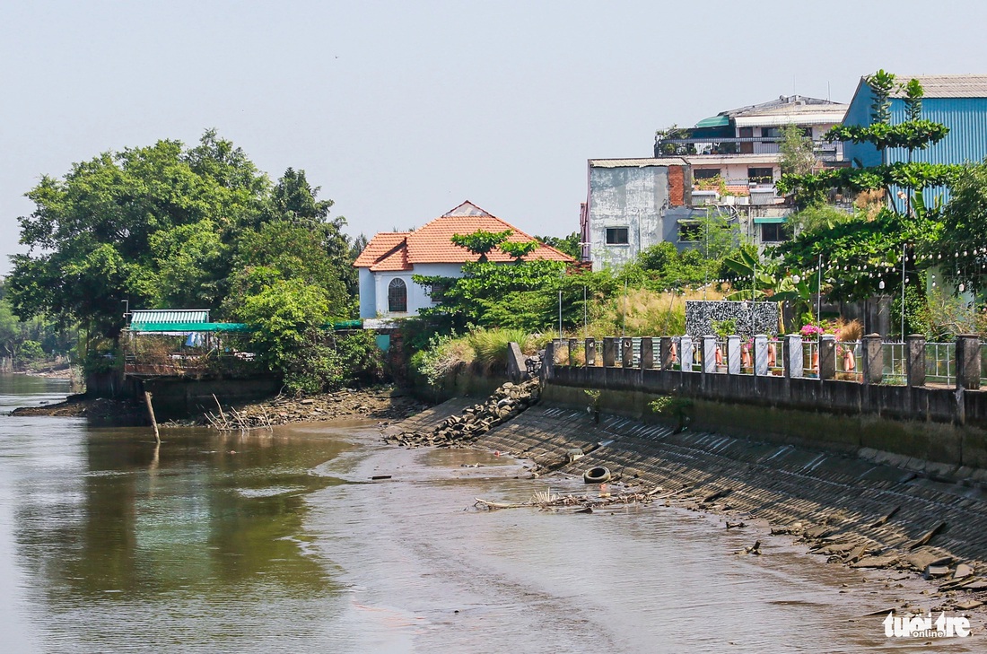 Một số vị trí ở đoạn này được làm kè nhưng đã bong tróc, đất đá đổ xuống mặt sông mỗi ngày một nhiều hơn - Ảnh: ĐỨC PHÚ