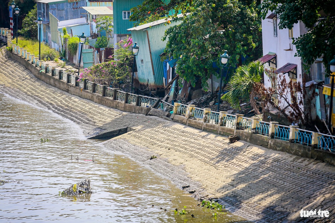 Trong khi đó, một ví trí dài khoảng 200m thuộc đoạn 1 dự án chống sạt lở bán đảo Thanh Đa (1 trong 4 đoạn đã hoàn thành) đã bị sạt lở nghiêm trọng vào tháng 6-2023. Hiện cơ quan chức năng đã di dời các hộ dân ở đây để đảm bảo tính mạng - Ảnh: ĐỨC PHÚ