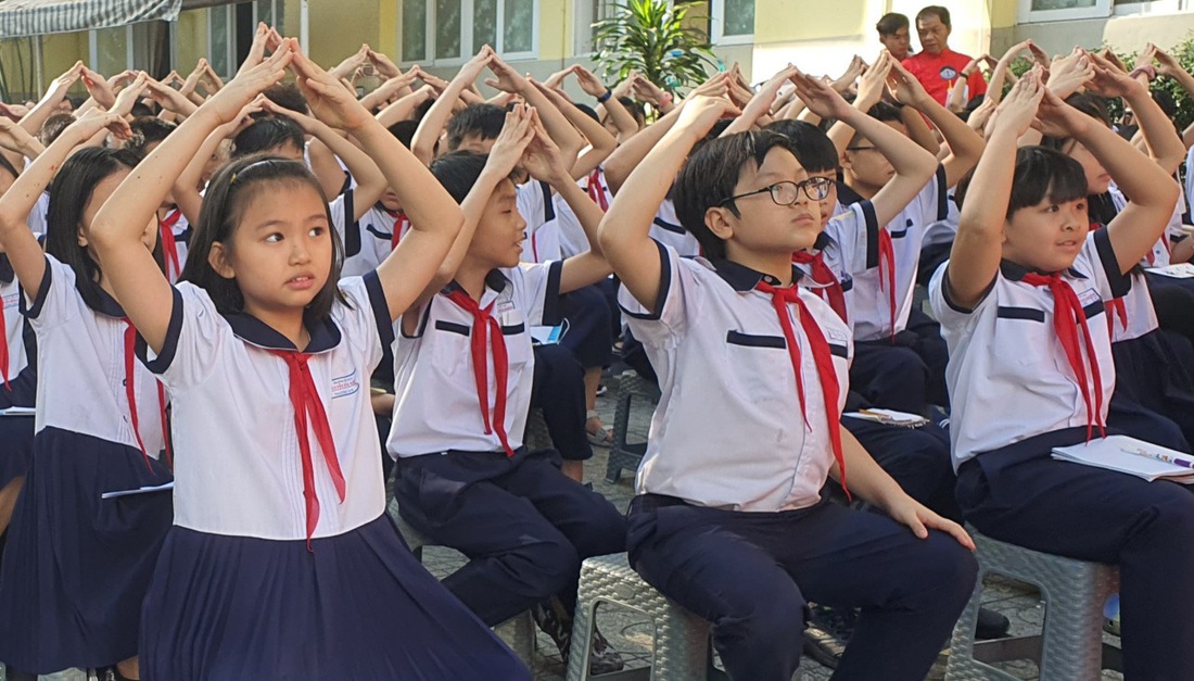 Ở trạm 1, các học sinh lớp 5 sẽ cùng thi &quot;Rung chuông vàng&quot; để trả lời các câu hỏi liên quan đến hình tròn - Ảnh: HOÀNG HƯƠNG