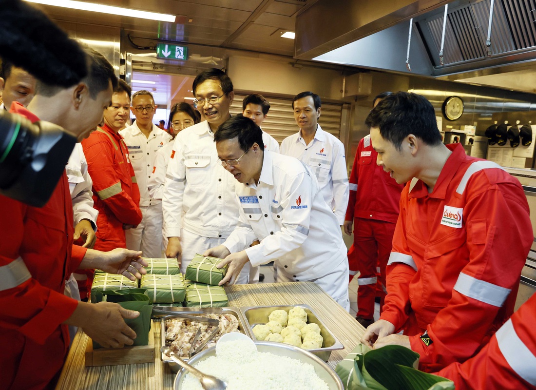 Chủ tịch nước Võ Văn Thưởng tham quan khu vực sinh hoạt của người lao động giàn khai thác trung tâm của Công ty Liên doanh điều hành Cửu Long (Cửu Long JOC) - Ảnh: TTXVN