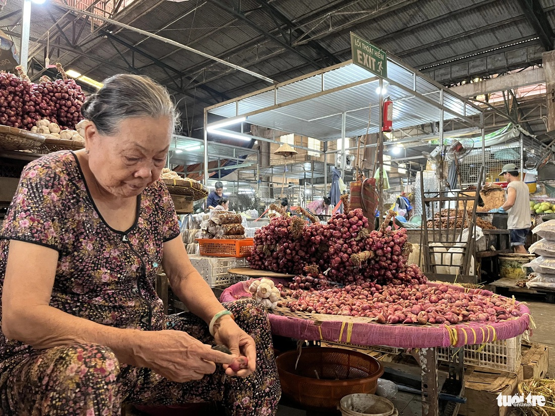 Lần đầu tiên bà Tư Phượng thấy nhiều tiểu thương bỏ chợ, bỏ sạp, sức mua giảm mạnh trong những ngày giáp Tết - Ảnh: LAN NGỌC