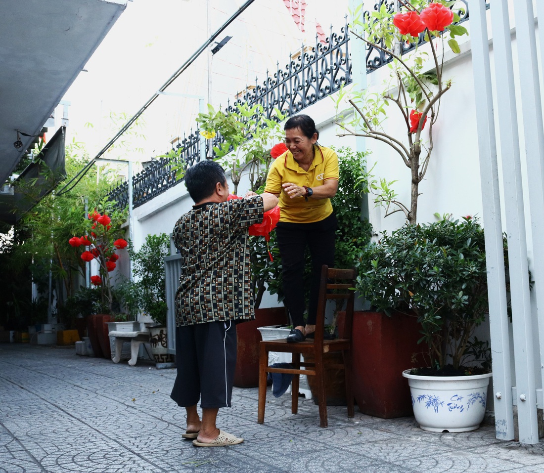 Không chỉ trang trí cho khu phố nơi mình sinh sống, người dân còn chăm chút cho chính căn nhà của mình với mong muốn đón một mùa Tết mới thật ấm cúng, trọn vẹn - Ảnh: TRÍ ĐỨC 