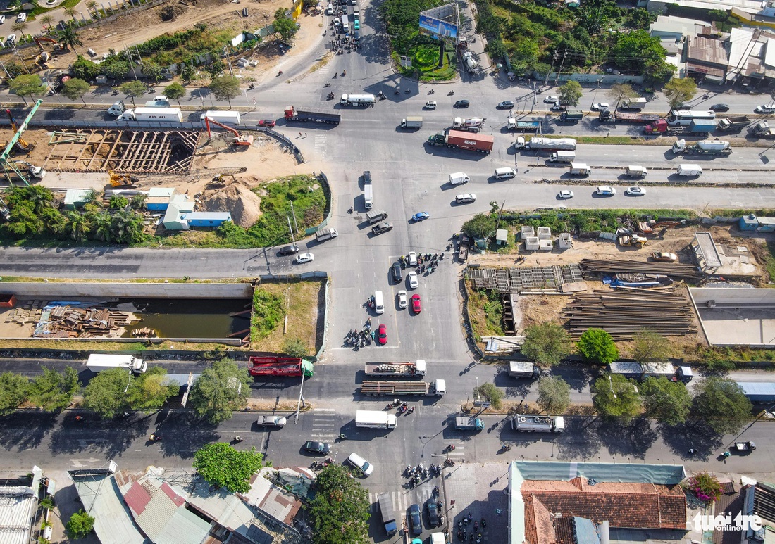 Theo kế hoạch, từ ngày 3-2 sẽ bắt đầu đóng thử giao lộ Nguyễn Văn Linh - Nguyễn Hữu Thọ trong vòng 4 ngày, nếu đảm bảo an toàn giao thông sẽ đóng nút giao chính thức từ ngày 7-2 (tức 28 tháng chạp). Thời gian dự kiến đóng là 240 ngày - Ảnh: CHÂU TUẤN