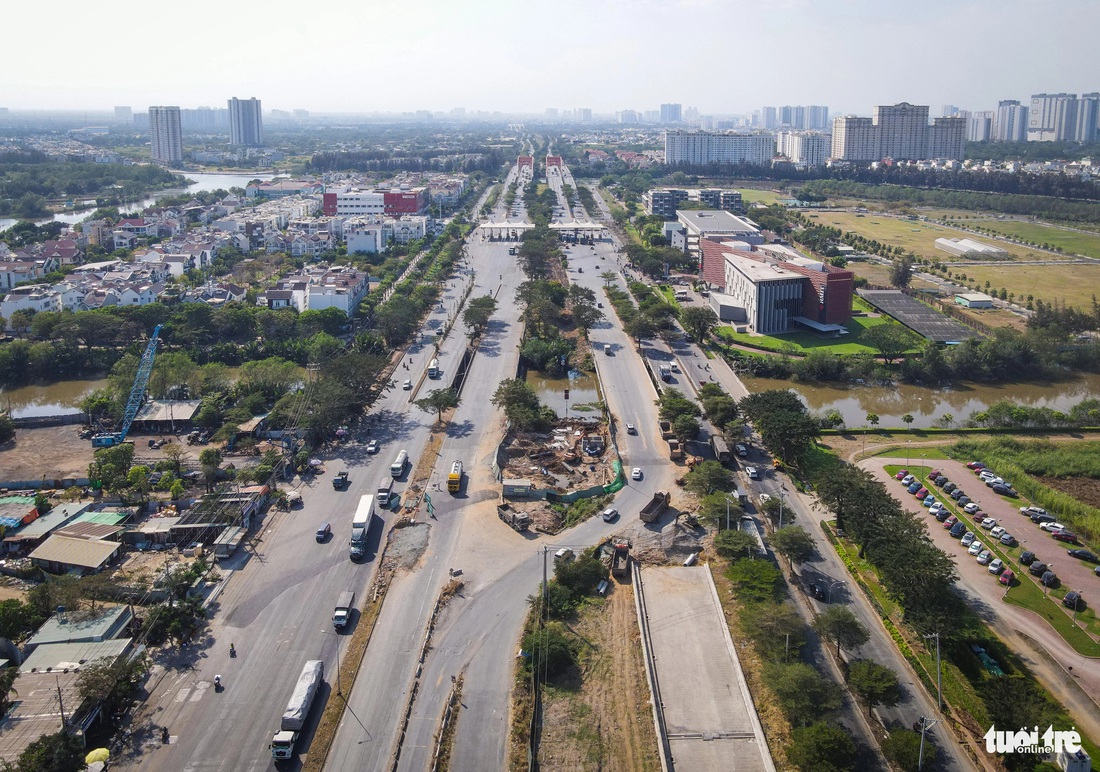 Trong ảnh là vị trí giao lộ quay đầu mới được đơn vị thi công làm. Khi đóng nút giao, xe cộ đi hướng từ quận 7 đi huyện Nhà Bè sẽ tạm thời vòng qua vị trị này - Ảnh: CHÂU TUẤN