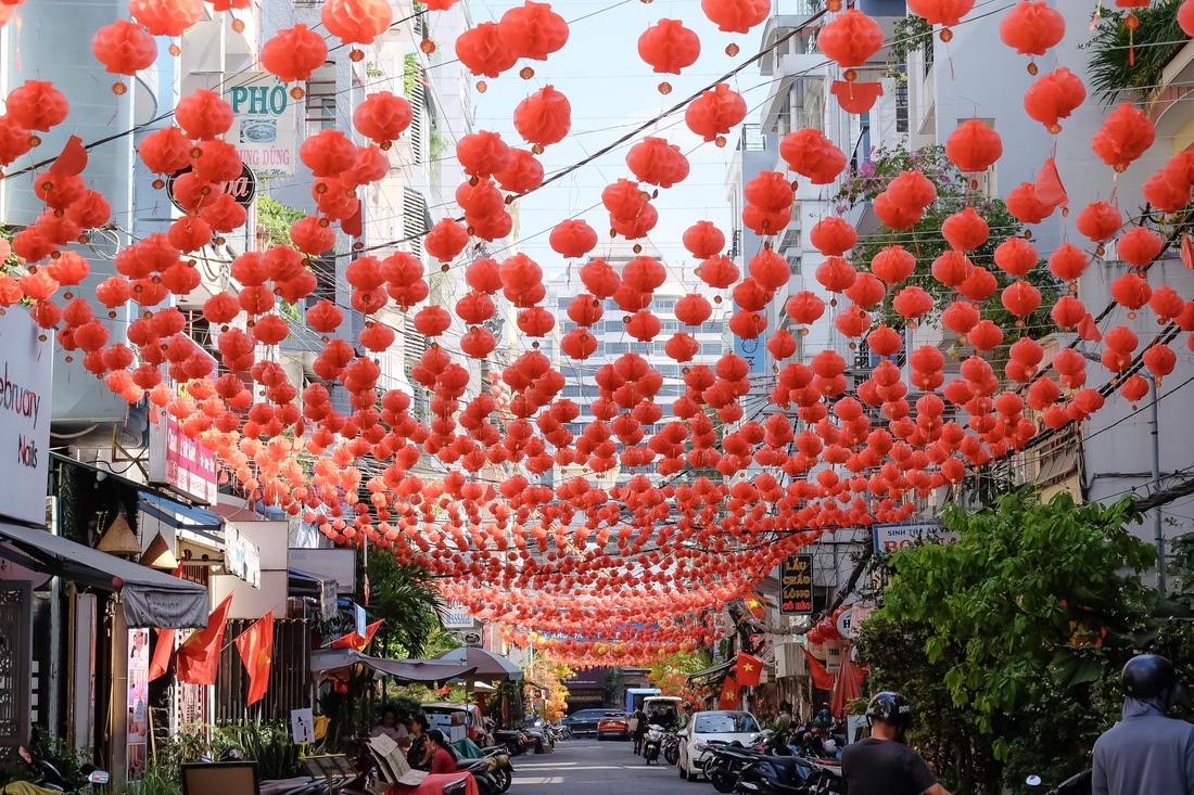 Hàng nghìn lồng đèn đỏ được treo lên tại hẻm 18A Nguyễn Thi Minh Khai (quận 1) - Ảnh: PHƯƠNG NHI