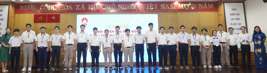 Học sinh TP.HCM trong buổi lễ ra quân kỳ thi học sinh giỏi quốc gia 2024 - Ảnh: P.Q.T.