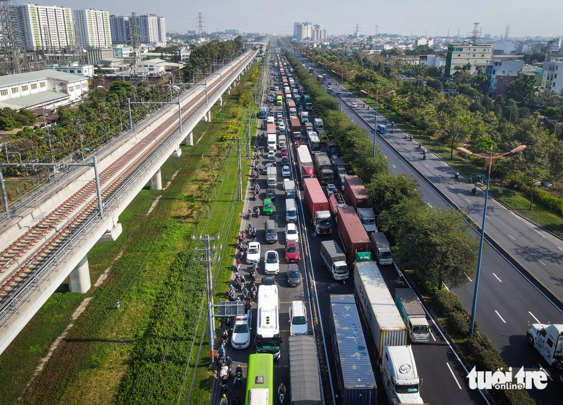 Ùn tắc giao thông nghiêm trọng trên đường Võ Nguyên Giáp (TP Thủ Đức) sáng 30-1 - Ảnh: CHÂU TUẤN