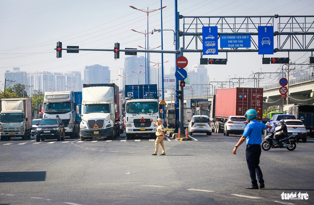 Lực lượng thanh tra giao thông, cảnh sát giao thông phân luồng tại ngã tư MK để giảm kẹt - Ảnh: CHÂU TUẤN