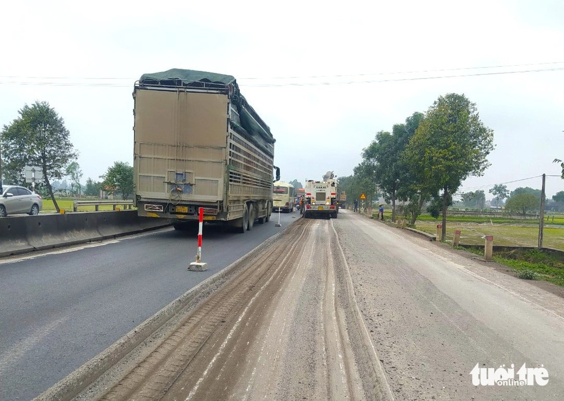 Mặt đường hư bỏng bị cào bóc độ sâu 12cm để thảm lại hai lớp nhựa mới. Đại diện Cienco 4 cho biết cần một hoặc hai ngày tới việc sửa chữa mặt đường mới xong - Ảnh: LÊ MINH