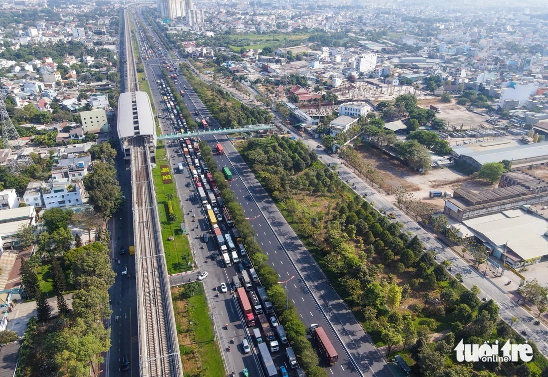 Trưa 30-1, lượng xe đi lại bắt đầu đông đúc ở đường Võ Nguyên Giáp, TP Thủ Đức - Ảnh: CHÂU TUẤN