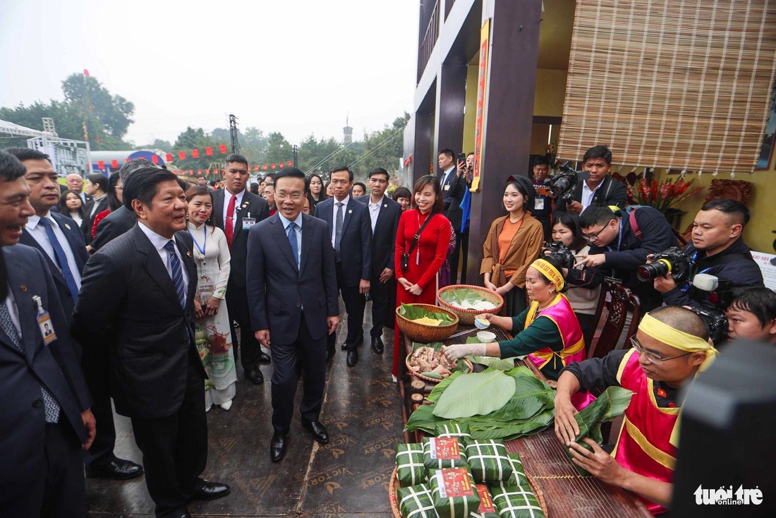 Chủ tịch nước Võ Văn Thưởng và Tổng thống Philippines Ferdinand Marcos Jr giao lưu với các nghệ nhân làm bánh chưng - Ảnh: NGUYỄN KHÁNH