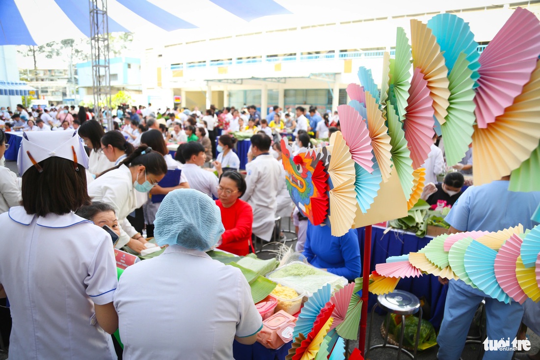 Linh vật rồng cách điệu do bác sĩ Tuyết Hạnh làm từ giấy màu được trưng bày để mọi người chiêm ngưỡng