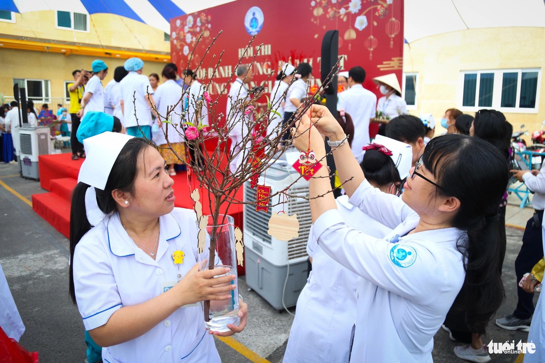 Cành đào đã nở cùng lộc ngày xuân... là tình cảm mà các bác sĩ dành đến cho bệnh nhi như lời chúc mừng năm mới. Xuân đã đến rất gần ở Bệnh viện Nhi đồng 1 chiều ngày 31-1