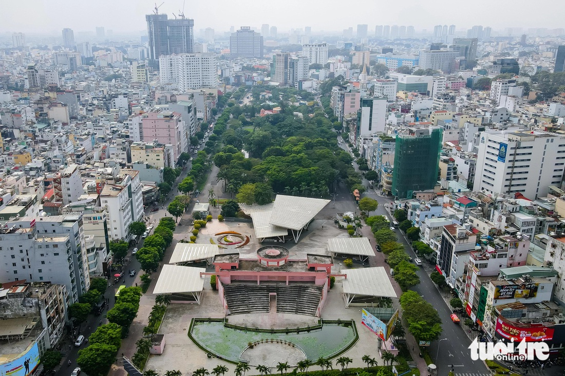 Sân khấu Sen Hồng có sức chứa 1.500 khán giả, ra mắt công chúng vào năm 2013, nhằm tạo thêm một nơi biểu diễn nghệ thuật bổ ích cho thiếu nhi và người dân TP, du khách quốc tế