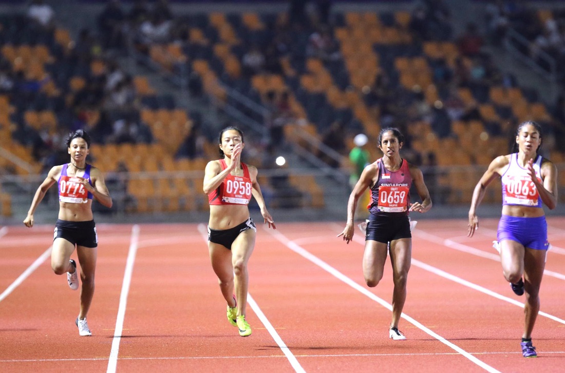 Lê Tú Chinh (số đeo 0958) trên đường chạy SEA Games 2019 Philippines - Ảnh: QUANG LIÊM