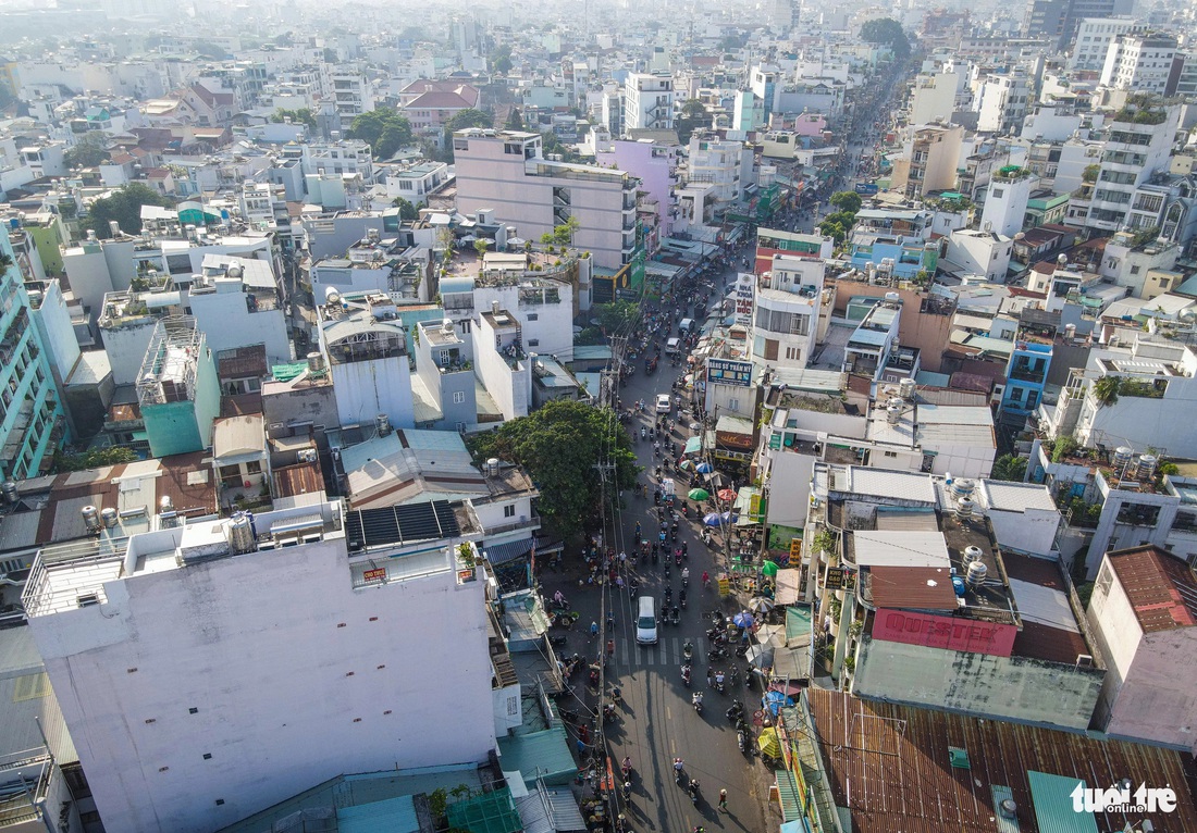 Cách đó vài km, một nút 'thắt cổ chai' trên đường Phan Văn Trị (đoạn qua chợ Cây Thị, quận Bình Thạnh) cũng thường xuyên rơi vào tình trạng ùn ứ xe cộ - Ảnh: LÊ PHAN