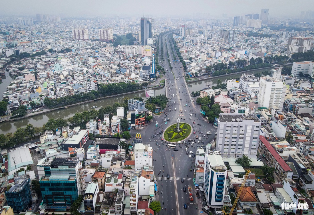 Cầu và vòng xoay đường Điện Biên Phủ cũng là nơi giao thông căng thẳng vào giờ cao điểm, do diện tích cầu nhỏ hơn so với các đoạn đường còn lại, cộng thêm lượng lớn xe cộ ôm cua vòng xoay - Ảnh: CHÂU TUẤN