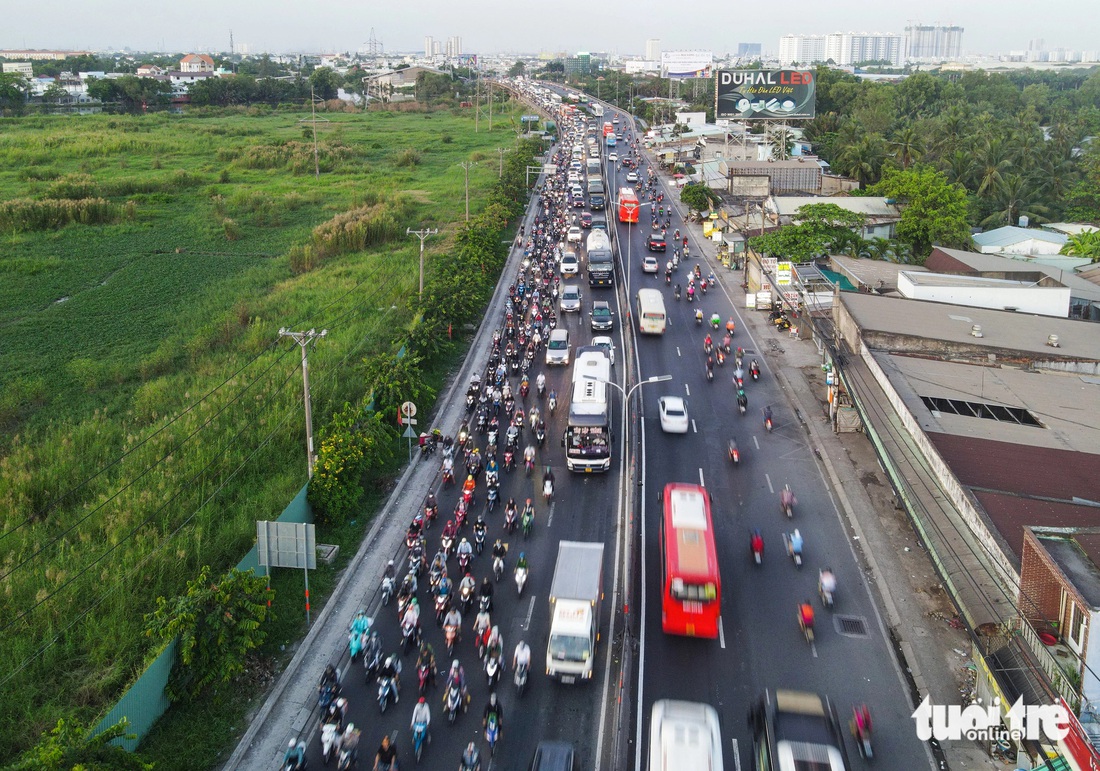 Cầu Bình Điền (qua huyện Bình Chánh) là một trong những nút 'thắt cổ chai' tồn tại hơn chục năm nay ở cửa ngõ phía tây TP.HCM đang chờ được mở rộng, xóa kẹt xe - Ảnh: CHÂU TUẤN