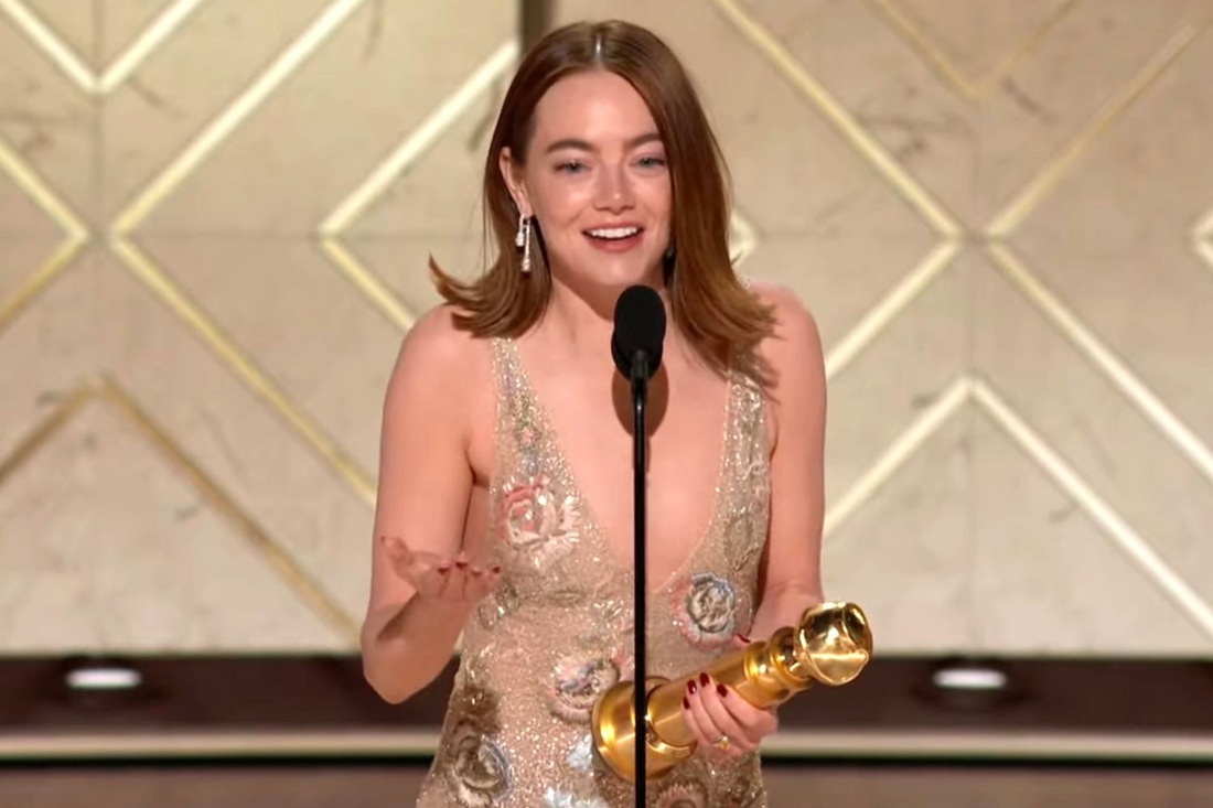 Nữ diễn viên Emma Stone vừa giành được Quả cầu vàng ở hạng mục Nữ chính xuất sắc nhất (điện ảnh) - Thể loại nhạc kịch hay hài (Best Performance by an Actress in a Motion Picture, Musical or Comedy) với vai diễn thuyết phục trong phim Poor Things. Trong phim, Emma Stone vào vai Bella Baxter, một người phụ nữ được tái sinh nhờ bộ não của đứa con chưa chào đời được cấy vào đầu của chính cô. Cúp vàng hôm nay là chiến thắng thứ 2 của cô tại Quả cầu vàng, sau Nữ chính xuất sắc nhất năm 2017 với vai diễn trong La La Land. Emma Stone lần đầu tiên được đề cử Quả cầu vàng ở hạng mục này vào năm 2011, với vai chính trong phim Easy A.