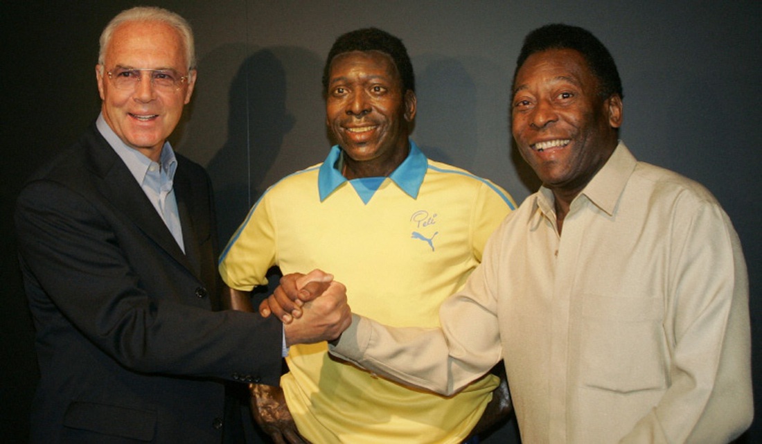 Pele chụp ảnh cùng Franz Beckenbauer bên cạnh một &quot;bản sao&quot; của chính Pele trong chuyến thăm triển lãm &quot;Pelestation&quot; ở Berlin, Đức vào ngày 29-6-2006 - Ảnh: REUTERS