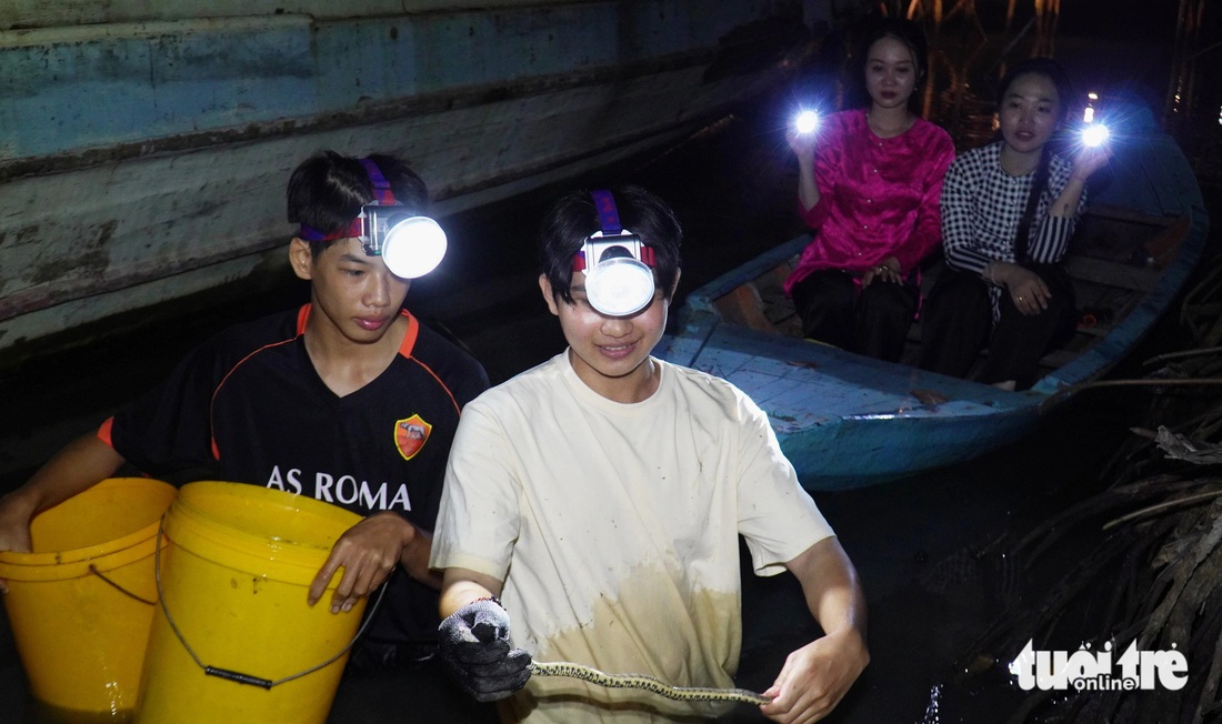 Trải nghiệm bắt ba khía trong rừng đêm ở Đất Mũi Cà Mau - Ảnh 8.