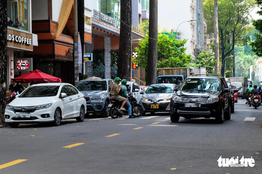 Ô tô đậu tràn lan dưới lòng đường ở trung tâm TP.HCM - Ảnh 3.