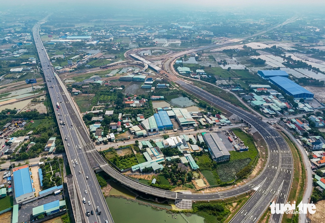 Ngắm cao tốc Bến Lức - Long Thành 'xịn, mịn' qua TP.HCM đang xin cho xe chạy sau 10 năm xây dựng - Ảnh 1.