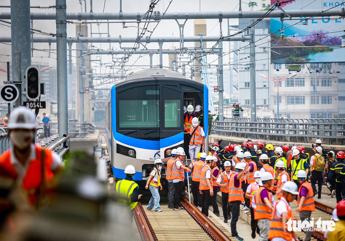 Diễn tập cứu nạn cả ngàn người trong sự cố cháy ở ga Tân Cảng metro số 1 - Ảnh 1.