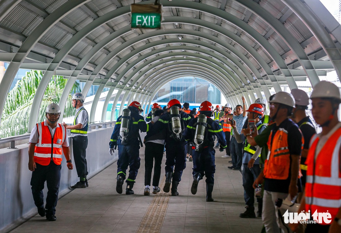 Diễn tập cứu nạn cả ngàn người trong sự cố cháy ở ga Tân Cảng metro số 1 - Ảnh 7.