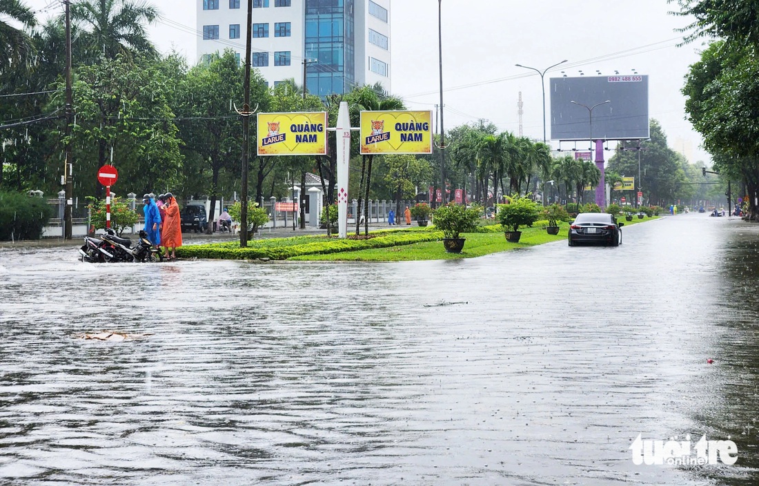 Đường phố Tam Kỳ ngập sau mưa lớn, ô tô chết máy giữa biển nước - Ảnh 6.