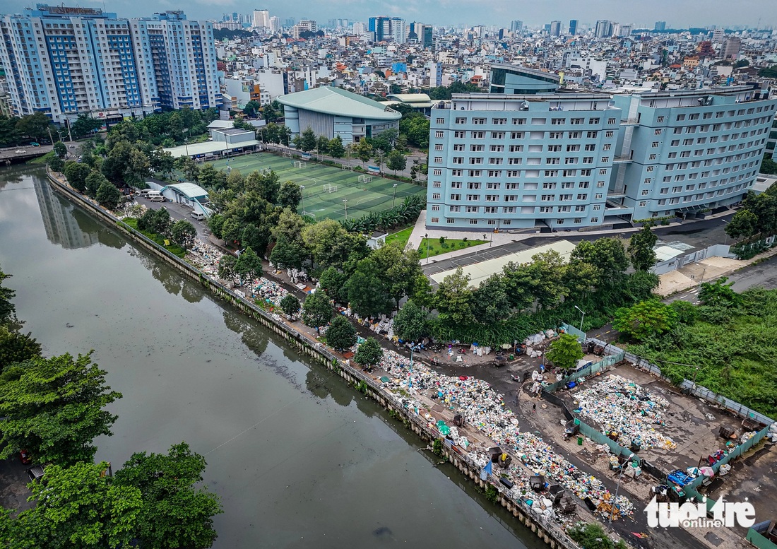 Rác thải chất đống, dài 200m ở đường cạnh Học viện Cán bộ TP.HCM - Ảnh 2.