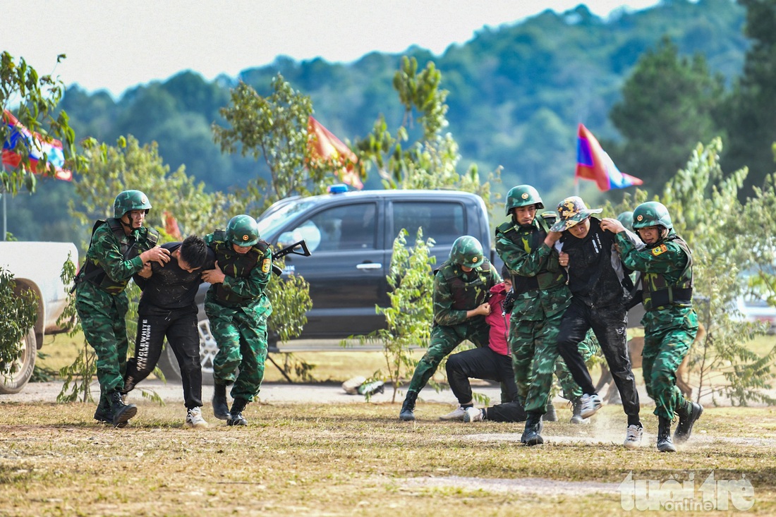 Xem bộ đội biên phòng, cảnh sát diễn tập bắt tội phạm ma túy xuyên biên giới Việt Nam - Lào - Ảnh 1.