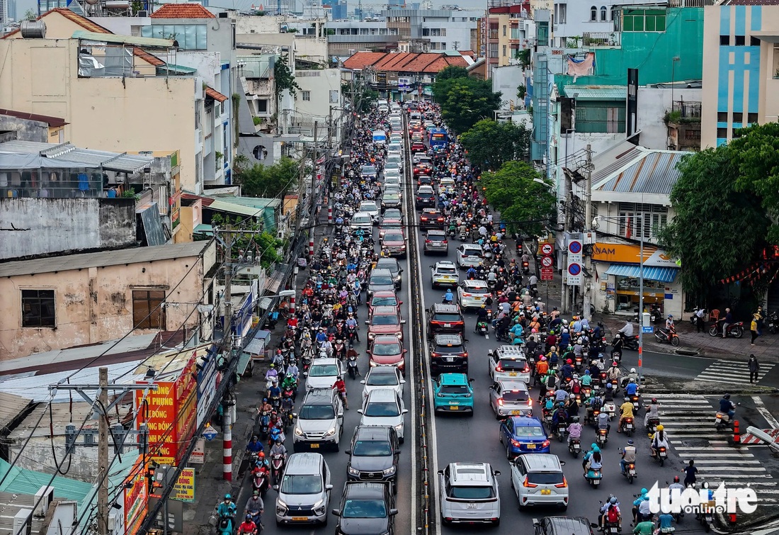 Đường Nguyễn Tất Thành mỗi chiều ô tô chiếm 2 hàng, xe máy leo vỉa hè - Ảnh 2.