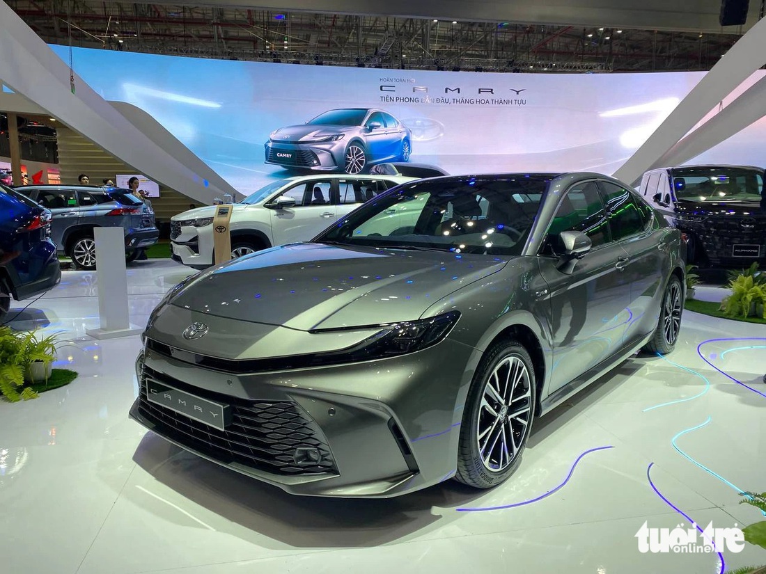 Toyota Camry 2025 ra mắt Việt Nam: Có cả thuần xăng và hybrid, giá từ 1,22 tỉ đồng - Ảnh 1.