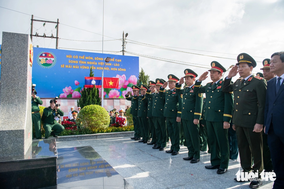 Bộ Quốc phòng Việt Nam tặng công trình xây dựng doanh trại Biên phòng cho Lào - Ảnh 2.