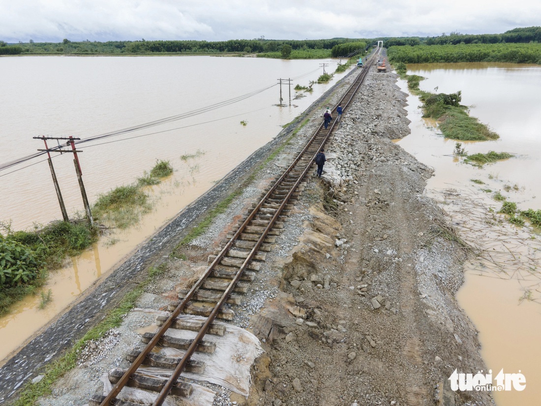 Hơn 1,3km đường sắt Bắc - Nam hư hỏng, có đoạn dịch khỏi tim đường 3,9m - Ảnh 3.