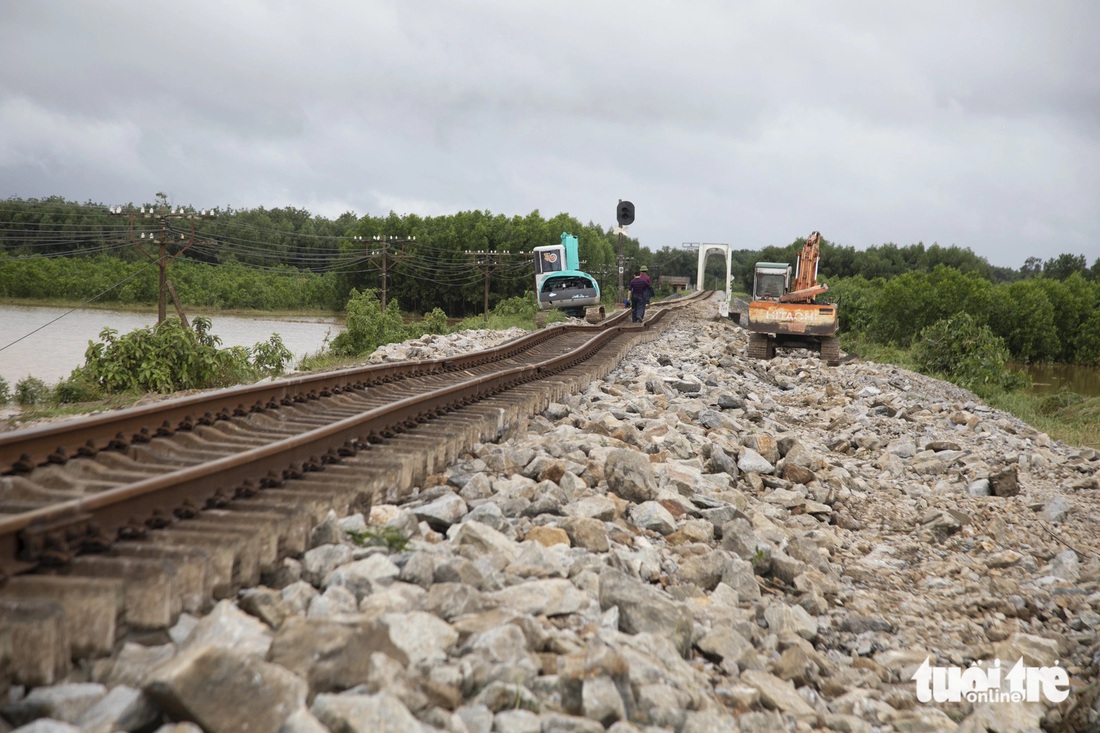 Hơn 1,3km đường sắt hư hỏng, có đoạn dịch chuyển 3,9m sau bão Trà Mi - Ảnh 5.