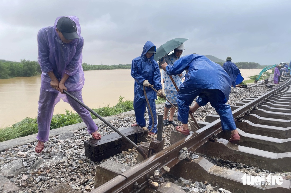 Hơn 1,3km đường sắt Bắc - Nam hư hỏng, có đoạn dịch khỏi tim đường 3,9m sau bão Trà Mi - Ảnh 1.