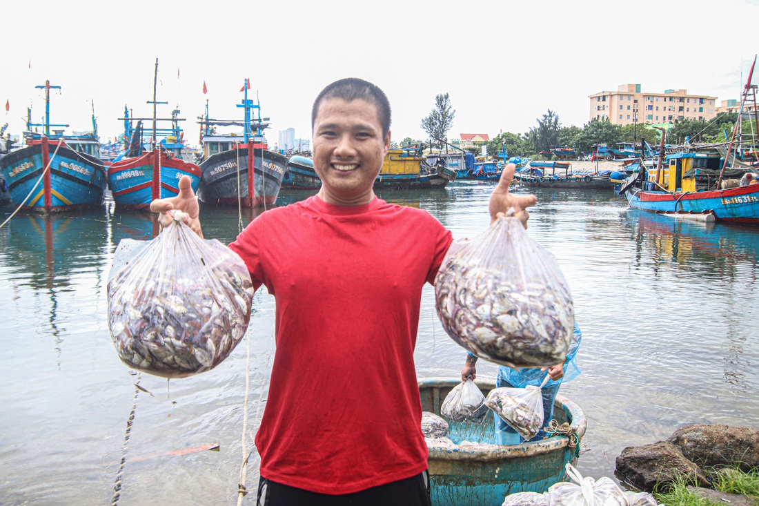 Ra khơi sau bão, ngư dân Đà Nẵng hồ hởi với những mẻ cá đầy - Ảnh 6.