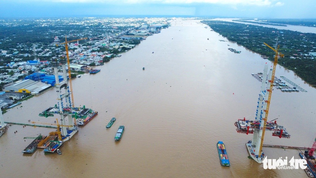 Hình ảnh hai thân trụ tháp của cầu Rạch Miễu 2 giữa sông Tiền - Ảnh 5.