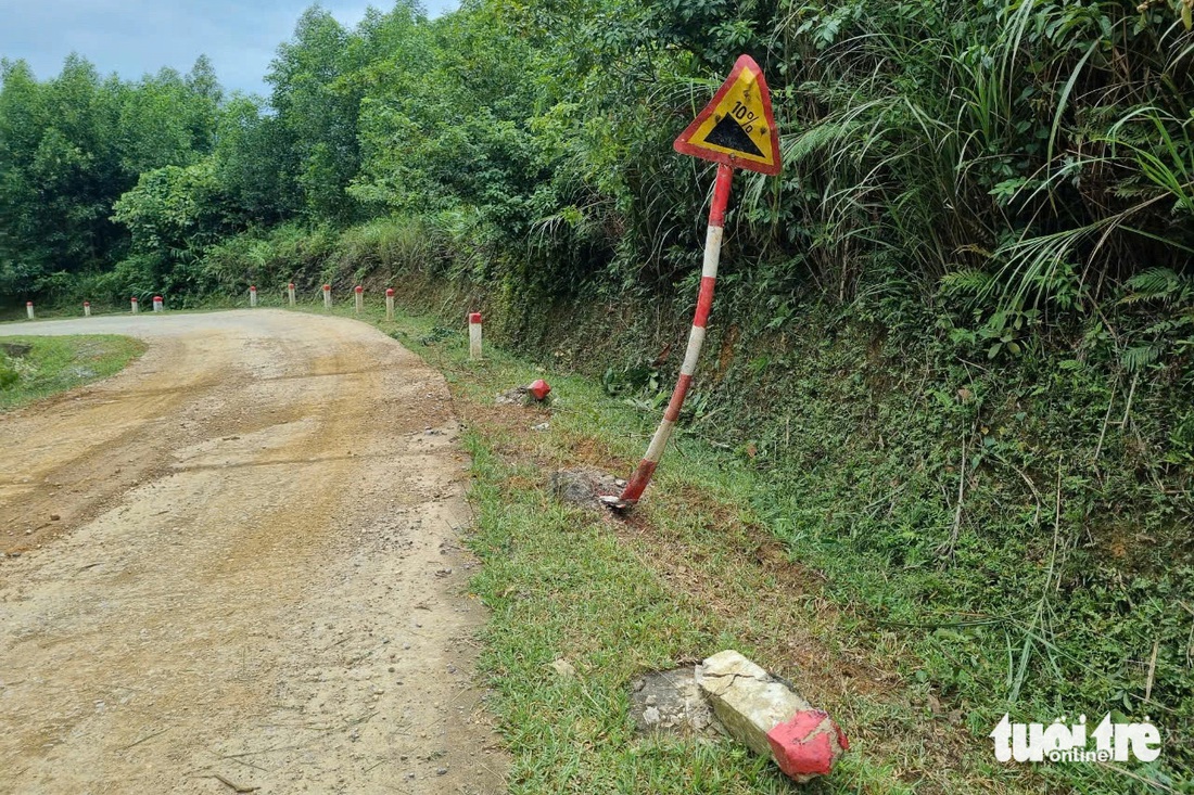 Nhà thầu dự án làm hỏng đường, dân bị xe tải lớn ép ra lề đường - Ảnh 4.