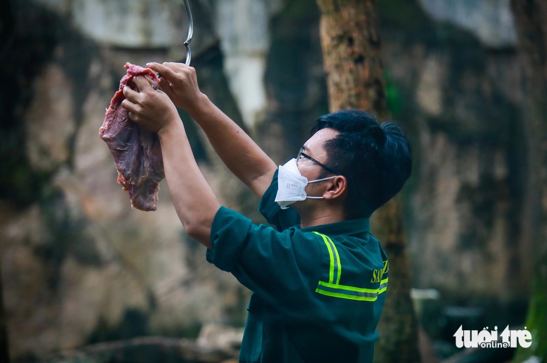 Vào ‘nhà bếp’ Thảo cầm viên Sài Gòn xem đồ ăn cho hổ - Ảnh 10.