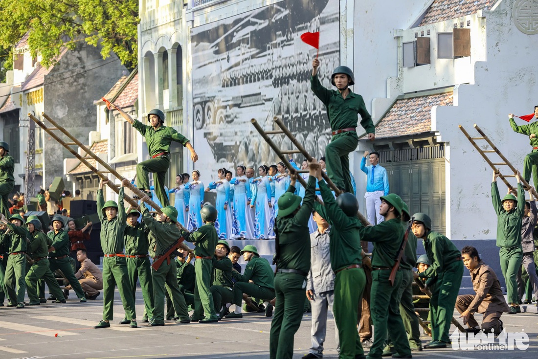 Tái hiện thời khắc Hà Nội rợp cờ hoa đón đoàn quân giải phóng 70 năm trước - Ảnh 11.