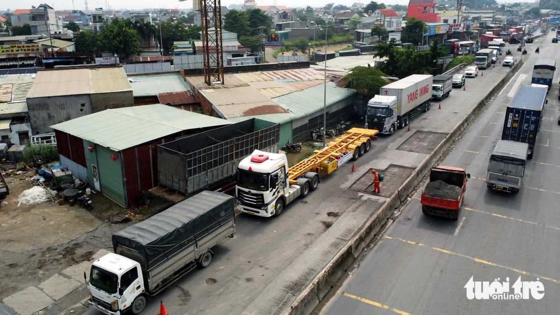 Tạm đóng làn quốc lộ 51 để sửa chữa đoạn đường 'đau khổ' - Ảnh 2.