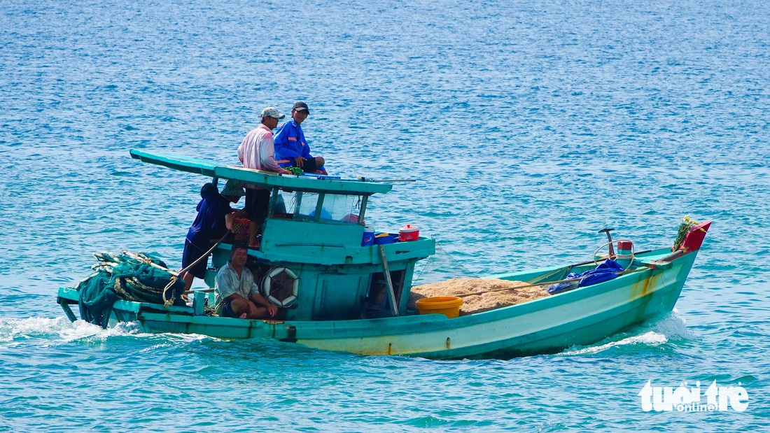 Dân Phú Quốc rộn ràng đánh bắt ruốc trên biển - Ảnh 5.